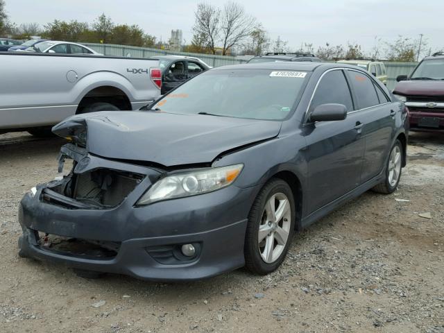 4T1BK3EK5AU100888 - 2010 TOYOTA CAMRY SE GRAY photo 2