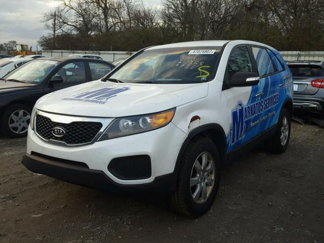 5XYKT3A17DG363517 - 2013 KIA SORENTO LX WHITE photo 2