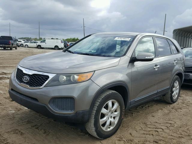 5XYKT3A10BG092992 - 2011 KIA SORENTO BA GRAY photo 2