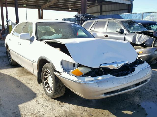 1LNHM82W2YY900317 - 2000 LINCOLN TOWN CAR S WHITE photo 1