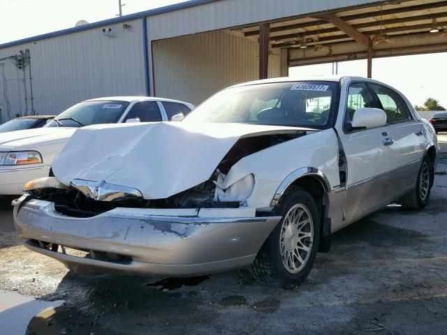 1LNHM82W2YY900317 - 2000 LINCOLN TOWN CAR S WHITE photo 2