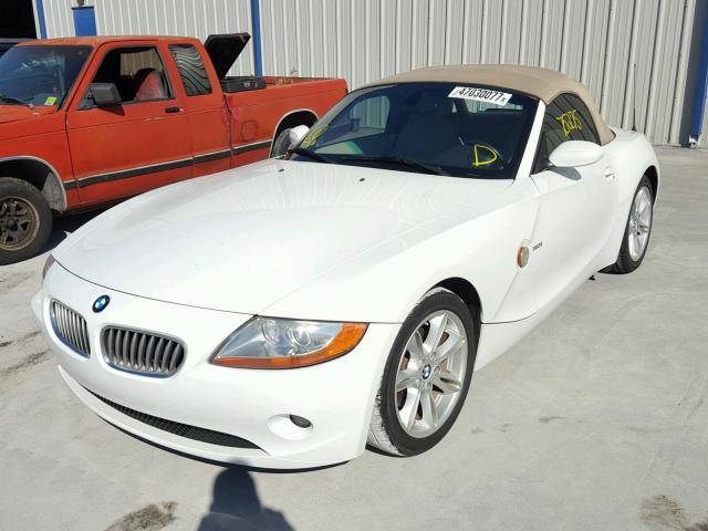 4USBT53454LT24877 - 2004 BMW Z4 3.0 WHITE photo 2