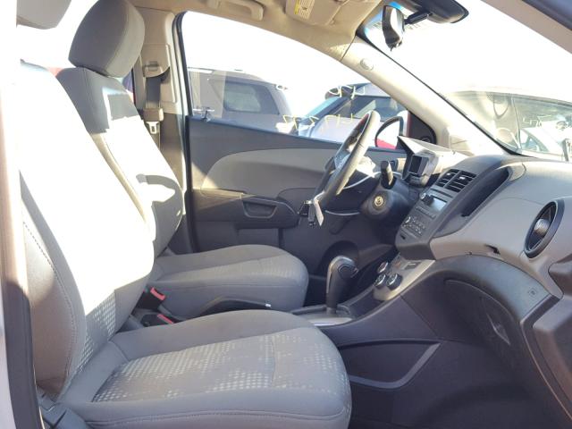 1G1JA5SH1D4195681 - 2013 CHEVROLET SONIC LS 银色 照片 5