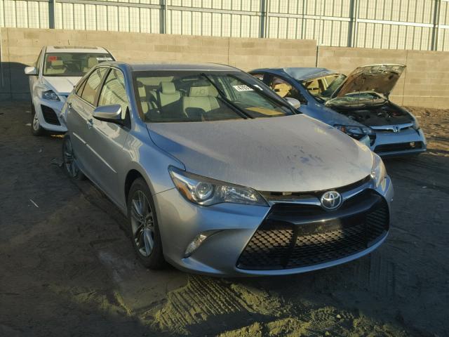 4T1BF1FK8FU873286 - 2015 TOYOTA CAMRY LE ვერცხლისფერი ფოტო 1