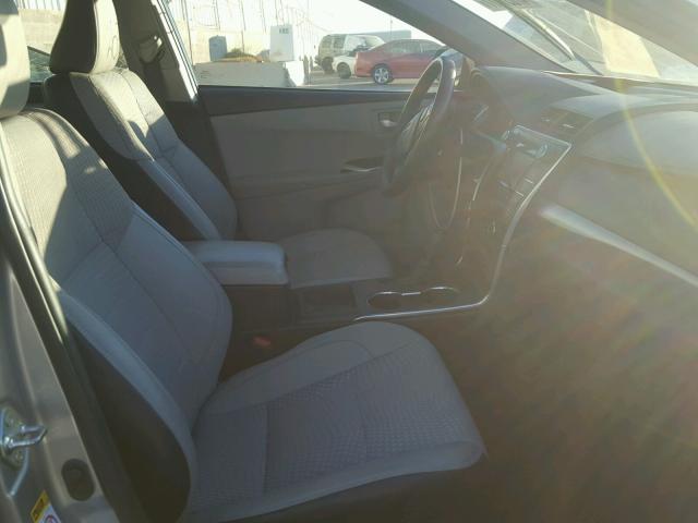 4T1BF1FK8FU873286 - 2015 TOYOTA CAMRY LE ვერცხლისფერი ფოტო 5