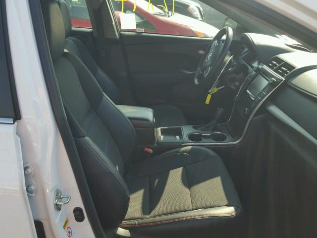 4T1BF1FK8HU297363 - 2017 TOYOTA CAMRY LE თეთრი ფოტო 5