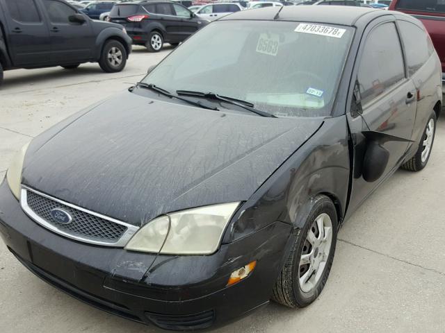 3FAFP31N55R143850 - 2005 FORD FOCUS ZX3 CHARCOAL photo 2