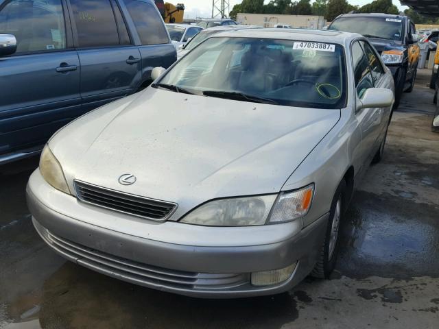 JT8BF28G7W5038520 - 1998 LEXUS ES 300 SILVER photo 2