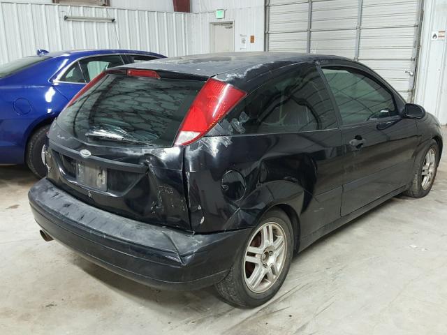 3FAFP31303R135067 - 2003 FORD FOCUS ZX3 BLACK photo 4