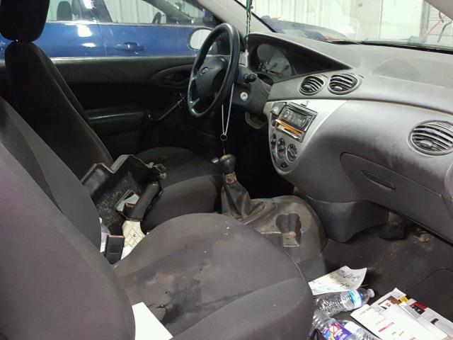 3FAFP31303R135067 - 2003 FORD FOCUS ZX3 BLACK photo 5