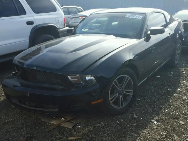 1ZVBP8AM2C5251935 - 2012 FORD MUSTANG BLACK photo 2