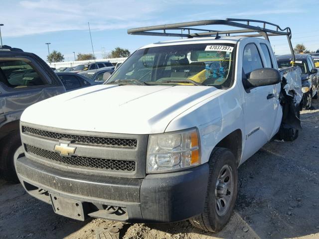 2GCEC19C671617398 - 2007 CHEVROLET SILVERADO WHITE photo 2