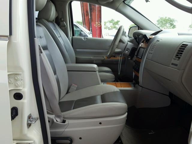 1A8HX58N08F158982 - 2008 CHRYSLER ASPEN LIMI CREAM photo 5