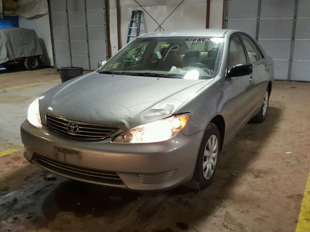 4T1BE30K95U582303 - 2005 TOYOTA CAMRY LE SILVER photo 2