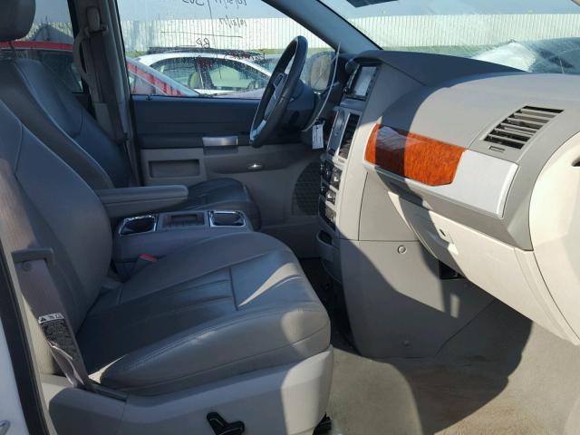 2A8HR54P98R713888 - 2008 CHRYSLER TOWN & COU 白色 照片 5