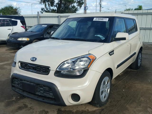 KNDJT2A57D7530352 - 2013 KIA SOUL WHITE photo 2