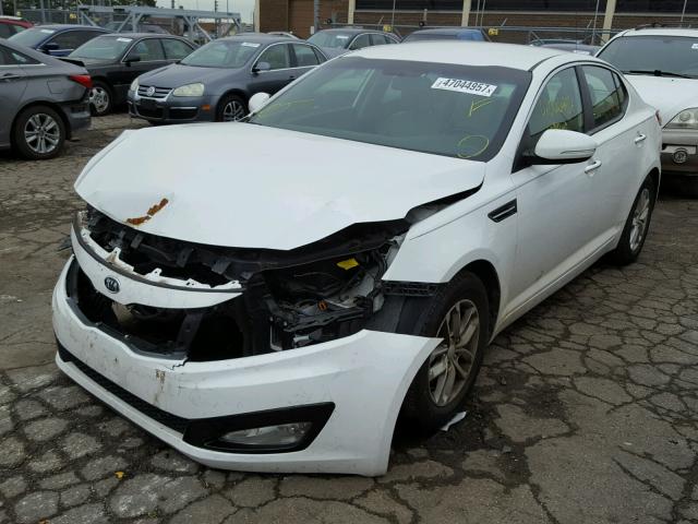 5XXGM4A71CG050480 - 2012 KIA OPTIMA LX WHITE photo 2