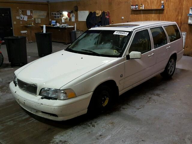 YV1LW61J7Y2728267 - 2000 VOLVO V70 BASE WHITE photo 2