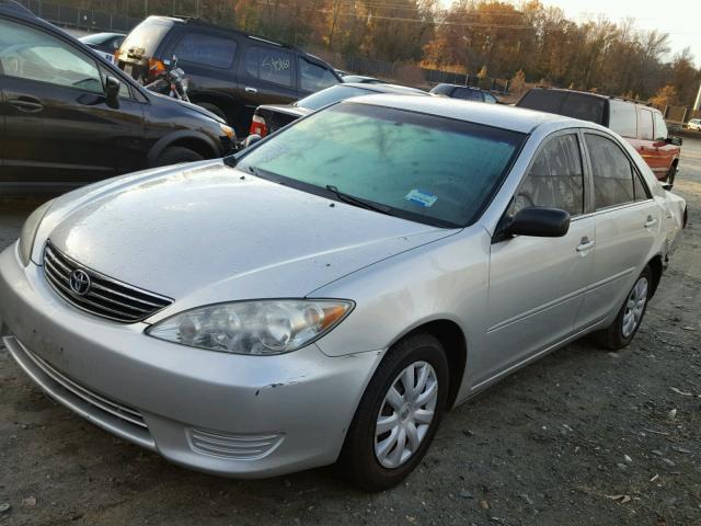 4T1BE32K55U062404 - 2005 TOYOTA CAMRY LE SILVER photo 2