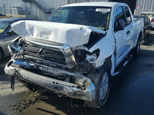 5TFRT54137X003863 - 2007 TOYOTA TUNDRA DOU WHITE photo 2