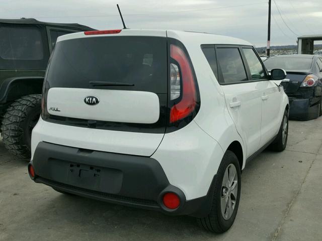 KNDJN2A2XG7401784 - 2016 KIA SOUL WHITE photo 4