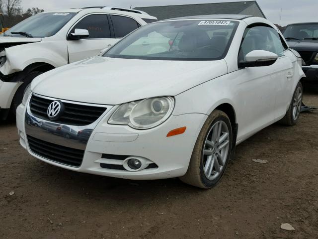 WVWFA71F79V012438 - 2009 VOLKSWAGEN EOS LUX WHITE photo 2