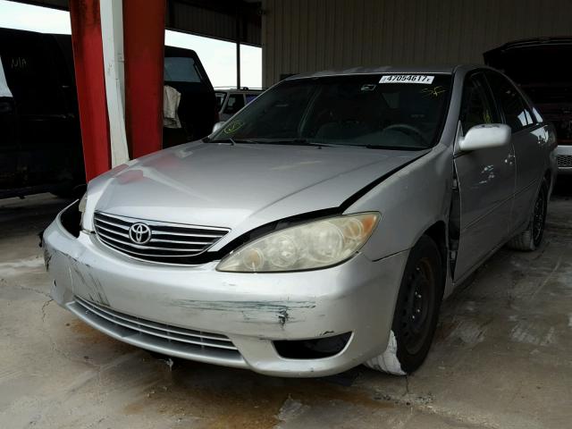 4T1BE32K75U068284 - 2005 TOYOTA CAMRY LE ნაცრისფერი ფოტო 2