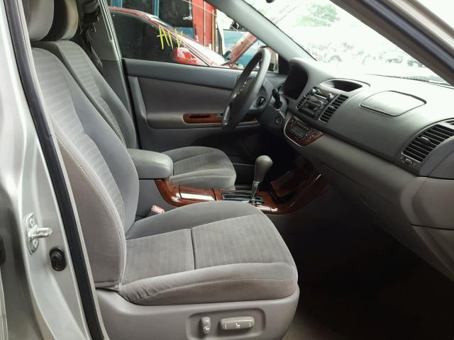 4T1BE32K75U068284 - 2005 TOYOTA CAMRY LE ნაცრისფერი ფოტო 5