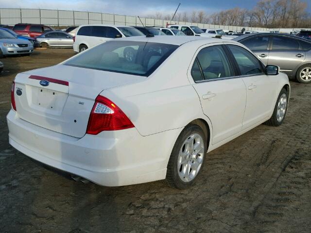 3FAHP0HAXBR287660 - 2011 FORD FUSION SE WHITE photo 4