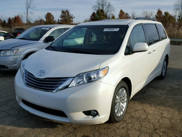 5TDYK3DC9FS639017 - 2015 TOYOTA SIENNA XLE WHITE photo 2