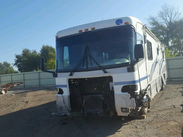 4UZ6XJCA4YCH17798 - 2000 FREIGHTLINER CHASSIS X WHITE photo 2