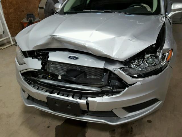 3FA6P0HD5HR305931 - 2017 FORD FUSION SE SILVER photo 9