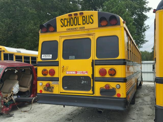 4UZ6CFAA7YCF45102 - 2000 FREIGHTLINER CHASSIS FS YELLOW photo 4