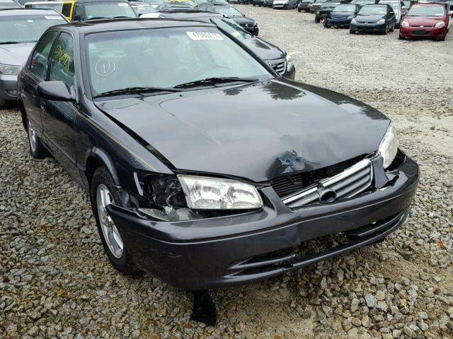 4T1BF28KXYU946048 - 2000 TOYOTA CAMRY LE 灰色 照片 1