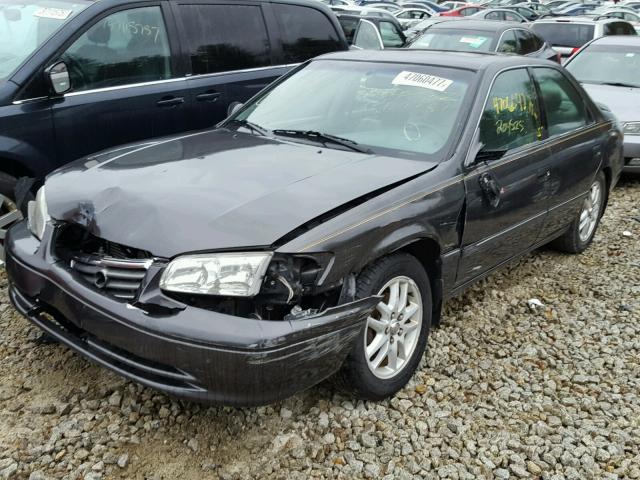 4T1BF28KXYU946048 - 2000 TOYOTA CAMRY LE GRAY photo 2