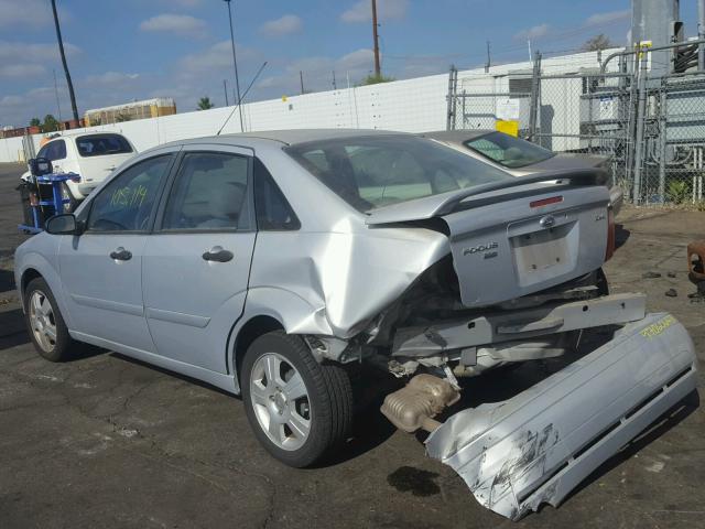 1FAFP34N65W304697 - 2005 FORD FOCUS ZX4 SILVER photo 3