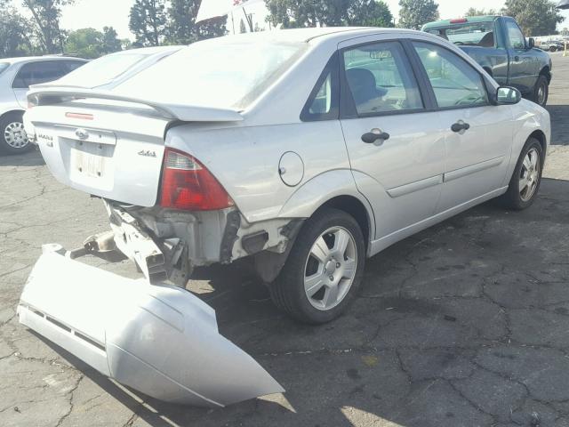 1FAFP34N65W304697 - 2005 FORD FOCUS ZX4 SILVER photo 4