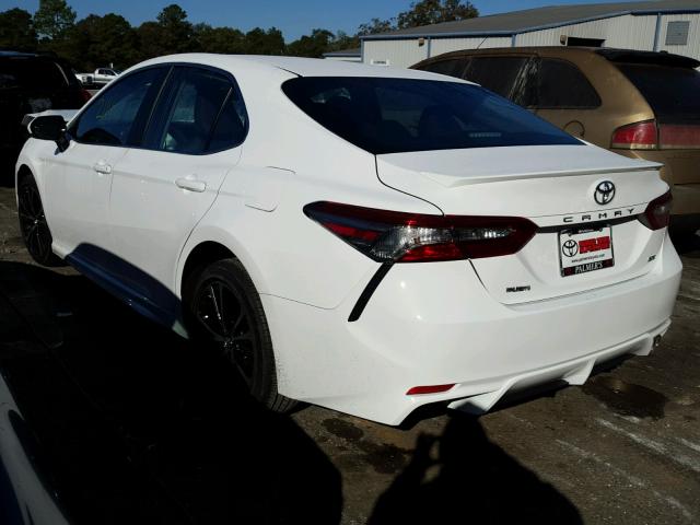 4T1B11HK6JU521716 - 2018 TOYOTA CAMRY L WHITE photo 3