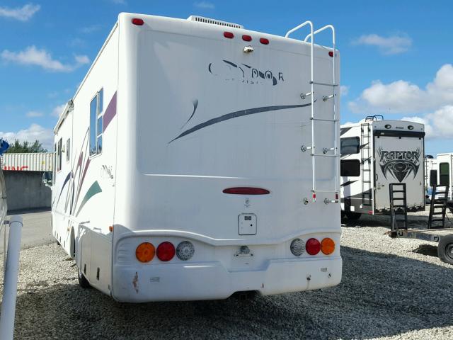 5B4LP37J0Y3320072 - 2000 WORKHORSE CUSTOM CHASSIS MOTORHOME WHITE photo 3