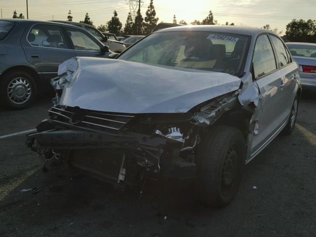 3VW2K7AJ5FM276776 - 2015 VOLKSWAGEN JETTA BASE ვერცხლისფერი ფოტო 2