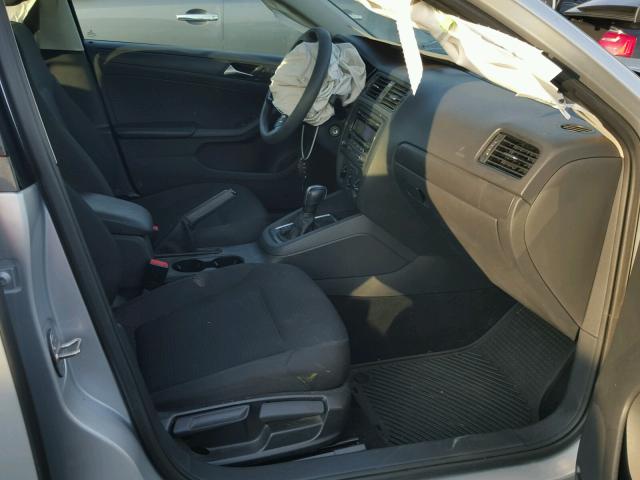 3VW2K7AJ5FM276776 - 2015 VOLKSWAGEN JETTA BASE ვერცხლისფერი ფოტო 5