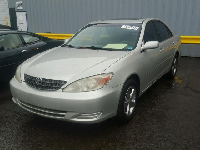 JTDBE32K340262188 - 2004 TOYOTA CAMRY LE 银色 照片 2