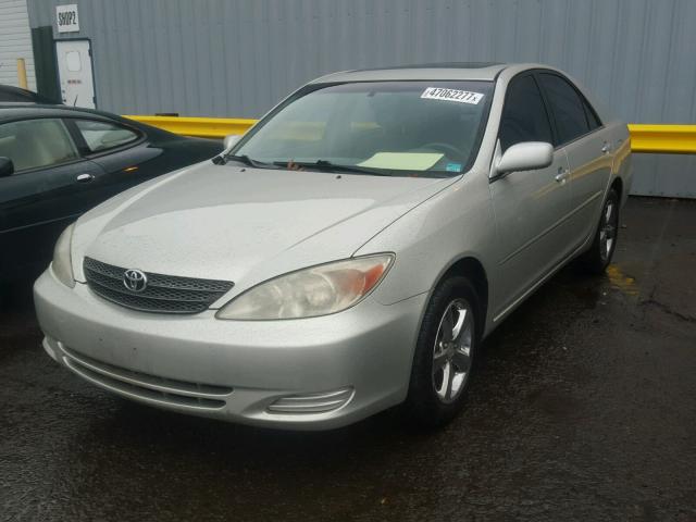 JTDBE32K340262188 - 2004 TOYOTA CAMRY LE SILVER photo 2