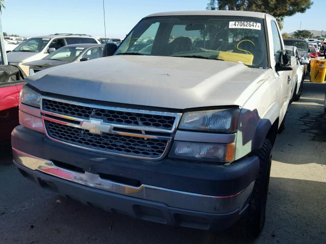 1GCHC24U55E124441 - 2005 CHEVROLET SILVERADO SILVER photo 2