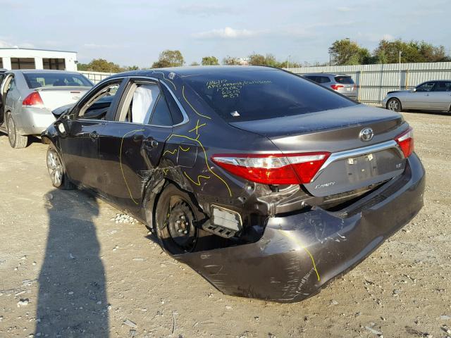 4T4BF1FK8FR494813 - 2015 TOYOTA CAMRY LE ნაცრისფერი ფოტო 3