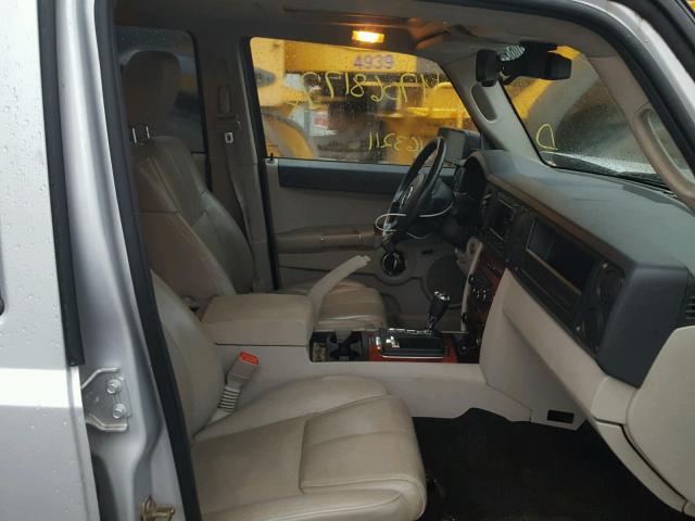 1J8HG58266C105739 - 2006 JEEP COMMANDER SILVER photo 5
