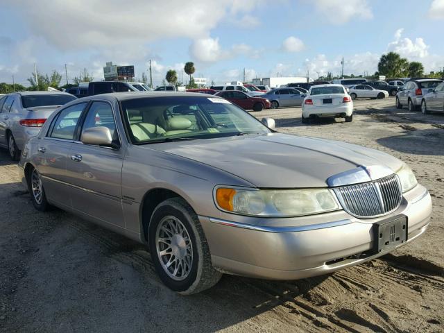 1LNHM82W32Y654305 - 2002 LINCOLN TOWN CAR S SILVER photo 1