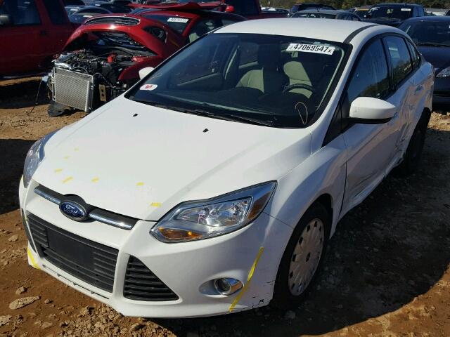 1FAHP3F20CL345966 - 2012 FORD FOCUS SE WHITE photo 2