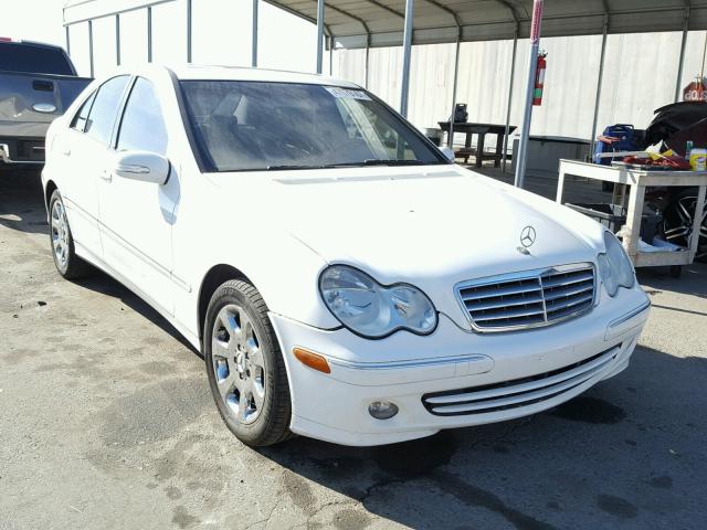 WDBRF61J05A679557 - 2005 MERCEDES-BENZ C 240 WHITE photo 1