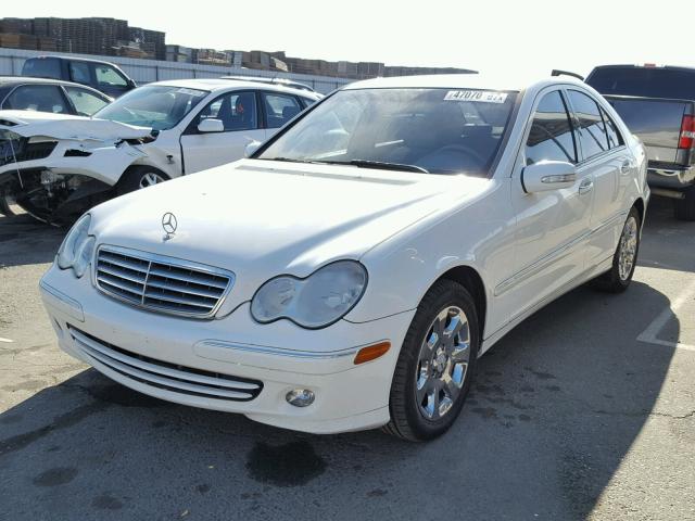 WDBRF61J05A679557 - 2005 MERCEDES-BENZ C 240 WHITE photo 2